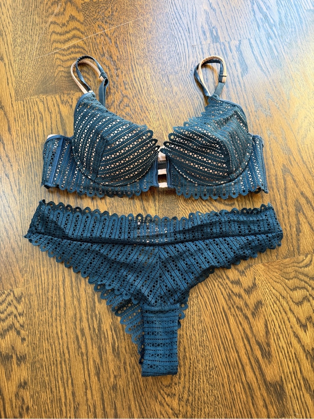 Livy Lingerie set - navy - 32B and M bottom